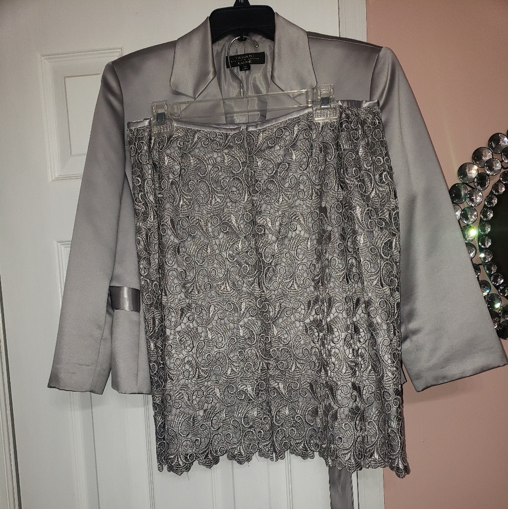 Skirt suit